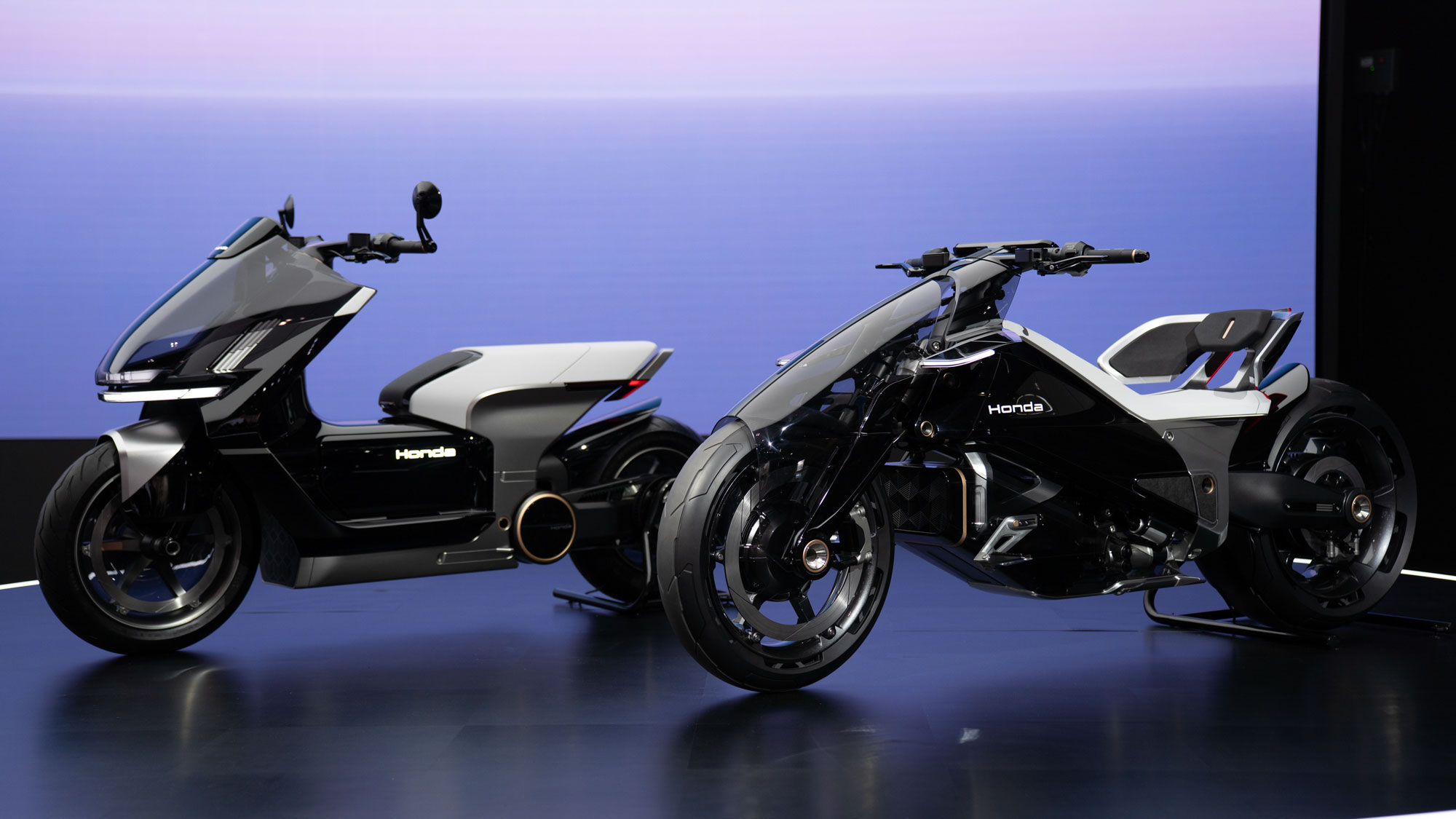 「AKIRAじゃん!」と話題のコンセプトモデルから二輪ロボットまで【Japan Mobility Show 2025】電動バイク最先端