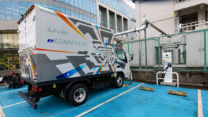 三菱ふそうがEV小型トラック普及に向けた取り組みを紹介／使用済みバッテリーを活用した蓄電型急速充電器とは？