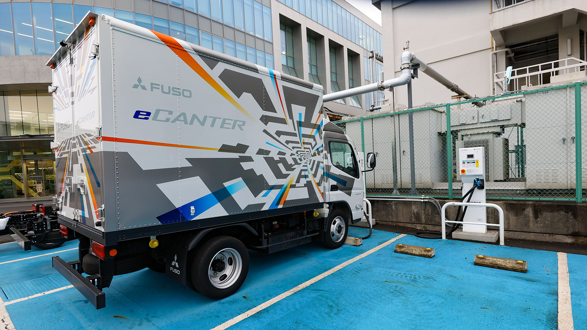 三菱ふそうがEV小型トラック普及に向けた取り組みを紹介／使用済みバッテリーを活用した蓄電型急速充電器とは？