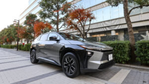 トヨタのEV〜新型「bZ4X」体感レポート／静かになって車格が向上。ディーラーで試乗してみて！