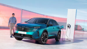 プジョーがBEVモデルの「E-3008」を日本発売／バッテリーは73kWhで急速充電は最大160kW対応