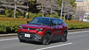 スズキの電気自動車「eビターラ」公道試乗レポート／EVだけどコスパが高い「普通にいいクルマ」