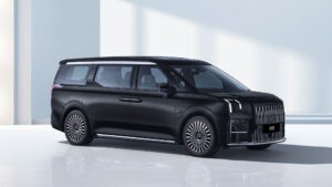 高級ミニバンEV『ジーカー 009』日本上陸！ フライ小間社長が語る「真意」と「勝算」／中国産への「逆風」どう超える？