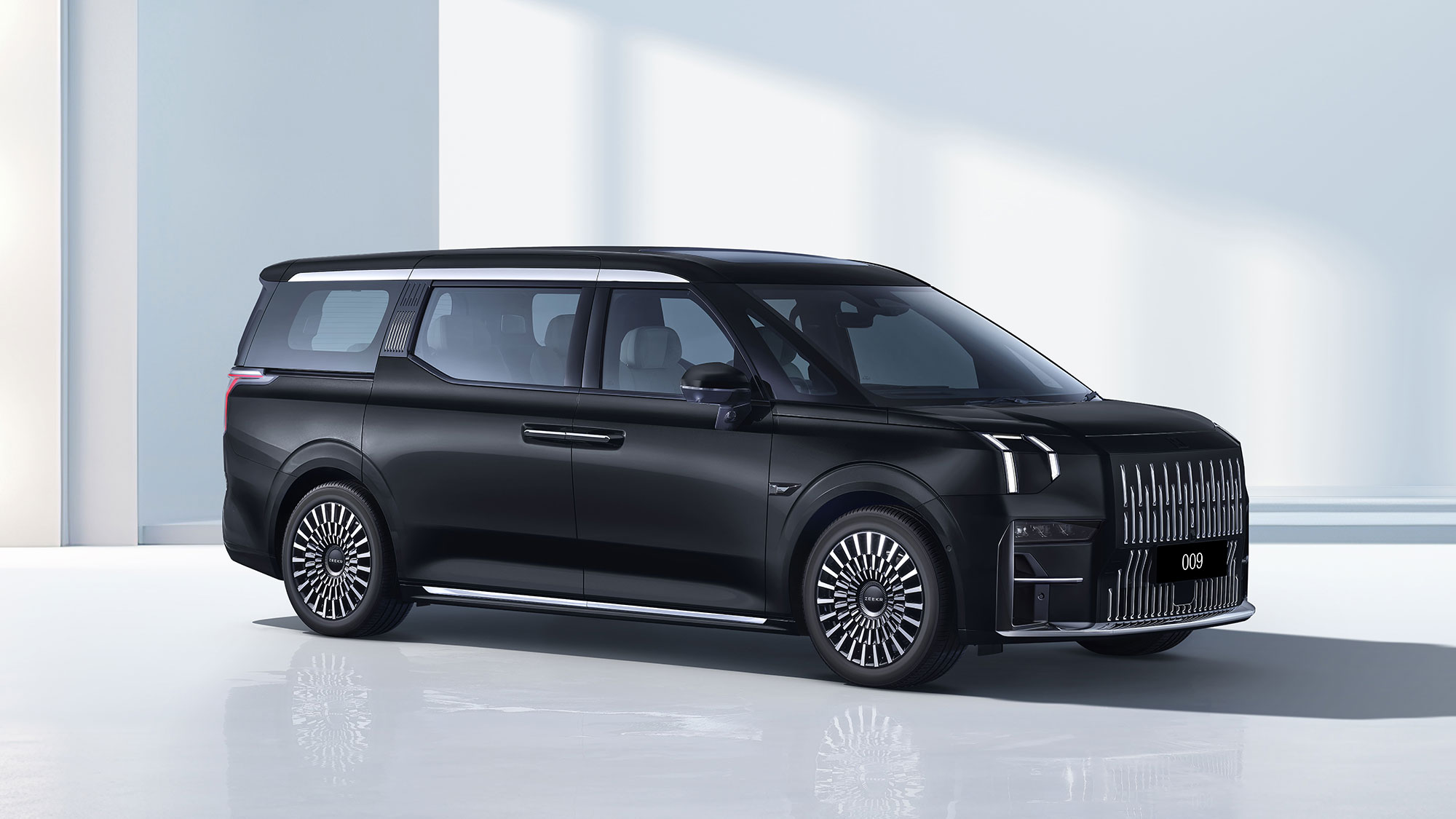 高級ミニバンEV『ジーカー 009』日本上陸！ フライ小間社長が語る「真意」と「勝算」／中国産への「逆風」どう超える？