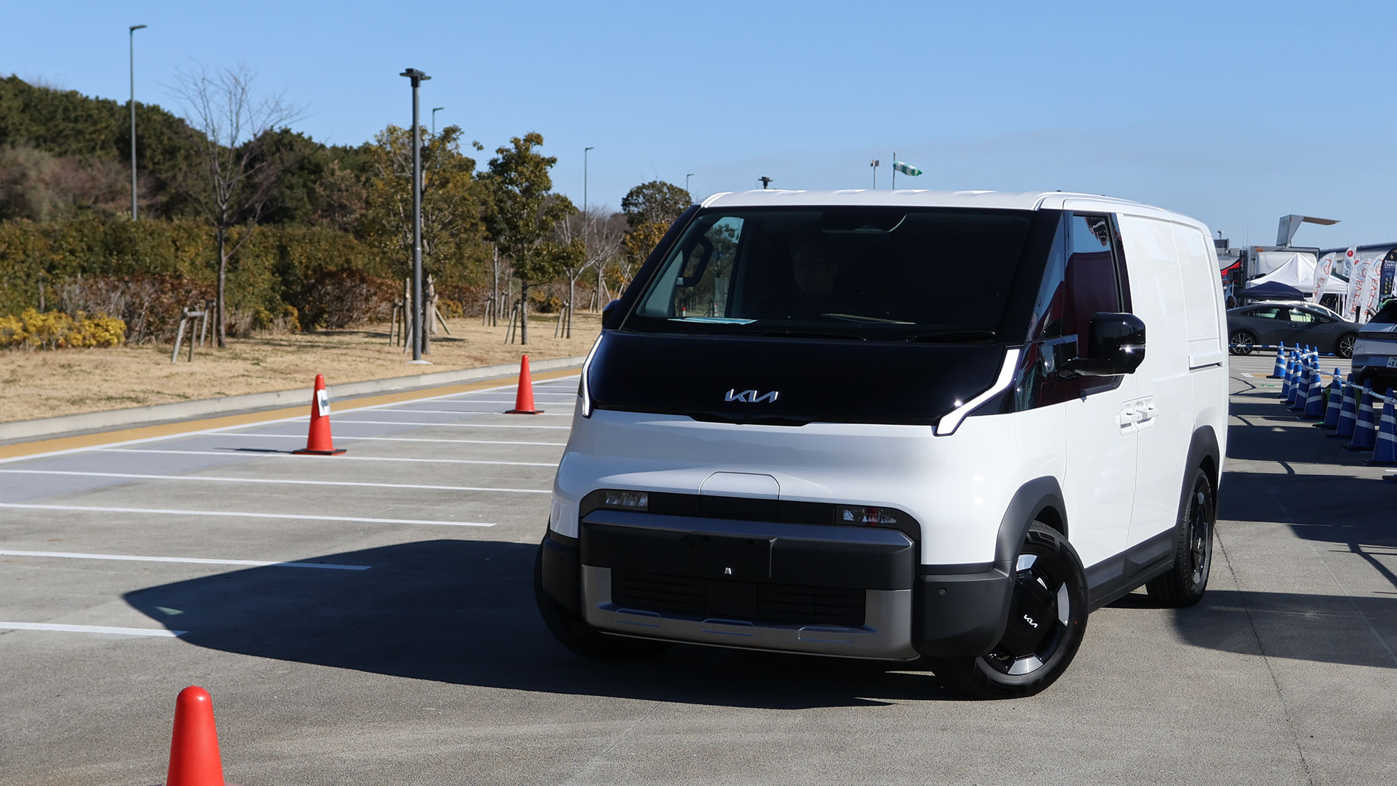 Kiaから日本へ初導入の「PV5」にチョイ乗り試乗/ミニバン&商用EVの「クレバーな選択肢」と実感