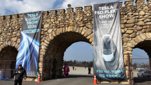 【韓国EV事情レポート02】世界最大級のテスラ車ライトショーに参加／約400台のテスラが集まった壮観なオーナーイベント