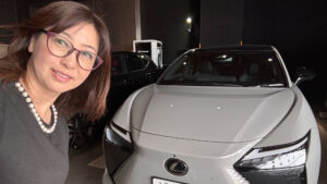 気分はレーシングドライバー!? 噂の電気自動車「レクサス RZ550e F SPORT」に乗ってみた！【吉田由美】