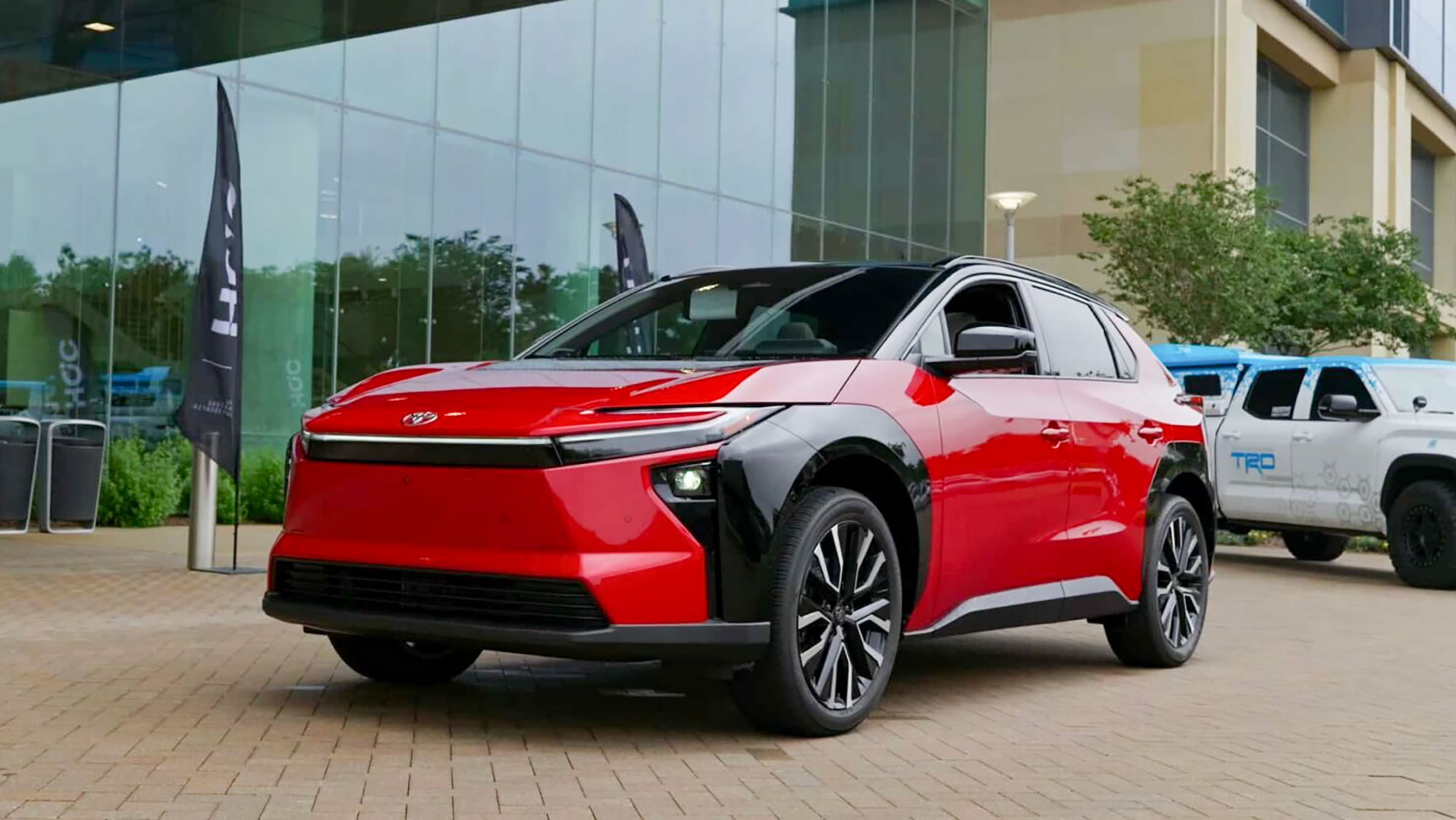 米国EV市場が低迷する中、トヨタ「bZ4X」とレクサス「RZ」の販売が急増【CleanTechnica 翻訳記事】